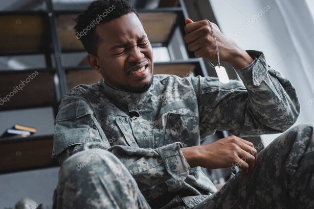 Unsicherer Hund bleibt dicht bei seiner Halterin in einer belebten Umgebung